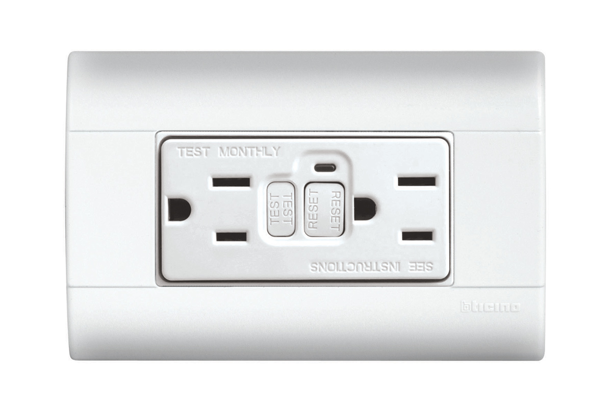 Contacto duplex con interruptor de circuito por falla a tierra color blanco 