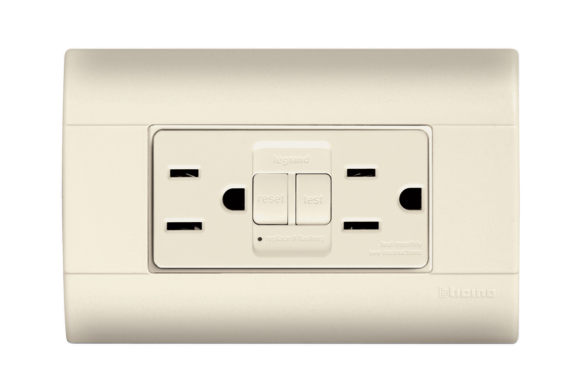 Contacto duplex con interruptor de circuito por falla a tierra color marfil 