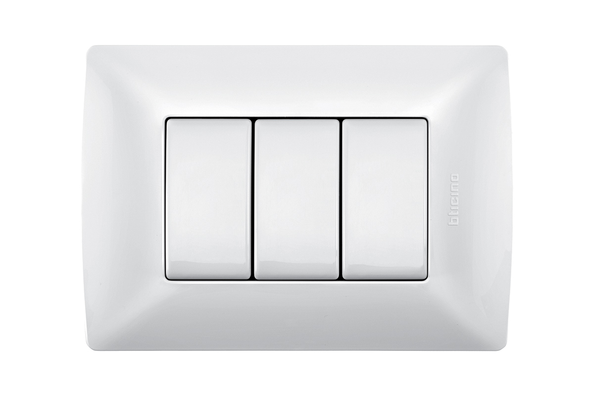 Tapa de resina con chasis 3 ventanas, linea Quinzio color blanco mrida QZ4803M3BN