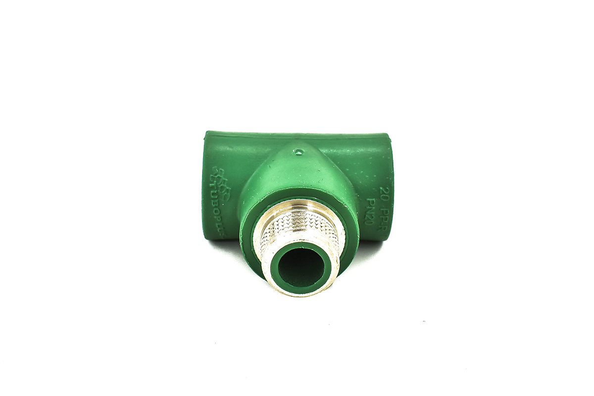 Tee macho de polipropileno con galvanizado 13 x 13 mm (1/2