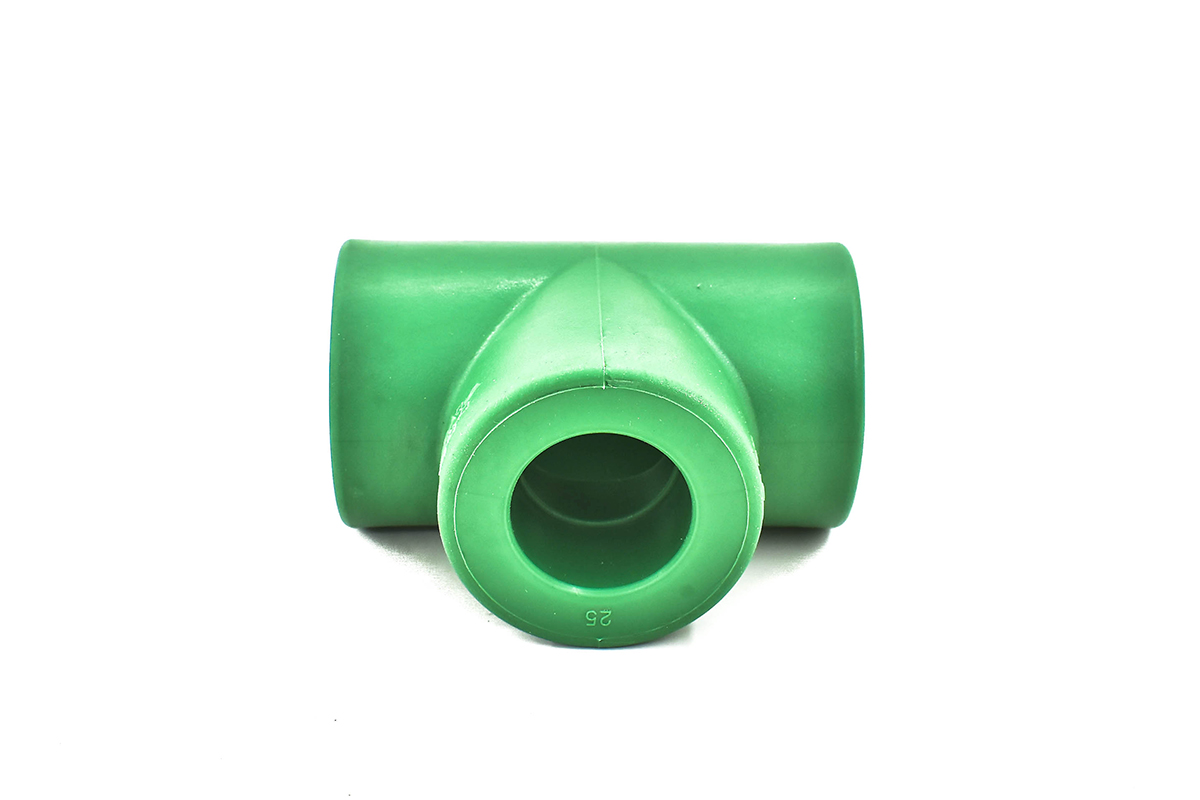 Tee de polipropileno con reduccin central 19 x 19 x 13 mm (3/4