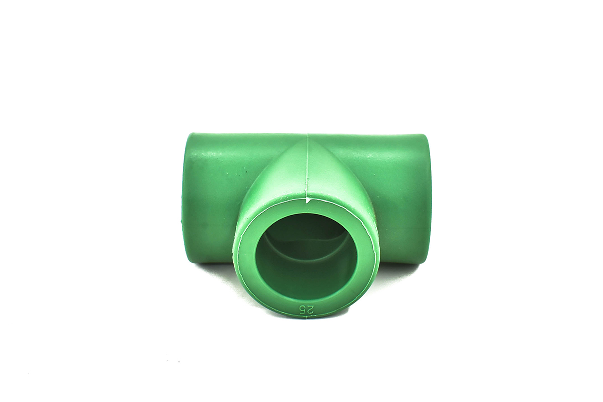 Tee de polipropileno con reduccin externa 19 x 13 x 19 mm (3/4